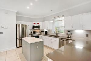 Η κουζίνα ή μικρή κουζίνα στο Pet Friendly! 5 BR/5.5 Bath Luxury~Private Pool~Cabana~Steps to Beach