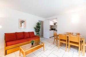 a living room with a couch and a table at Appartement 52 4-6 personnes plages à pied in Capbreton