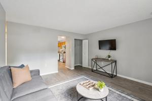 Μια τηλεόραση ή/και κέντρο ψυχαγωγίας στο Kenridge Apartments 1950 I Spacious 2 Bed 2 Bath