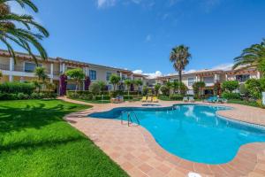 a swimming pool in the courtyard of a resort at Casa Palmeira in Lagos
