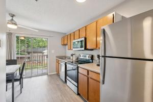Η κουζίνα ή μικρή κουζίνα στο Kenridge Apartments 1950 I Spacious 2 Bed 2 Bath