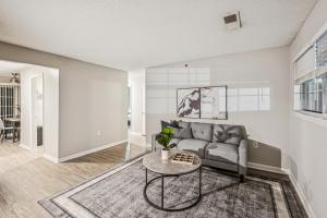 una sala de estar con un sofá y una mesa en Kenridge Apartments 3135 I Comfy 2 Bed 2 Bath, en Decatur 11 fotos más