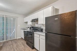 Η κουζίνα ή μικρή κουζίνα στο Kenridge Apartments 2430 I 2 Bed 2 Bath