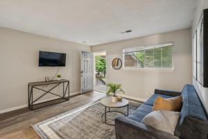 Μια τηλεόραση ή/και κέντρο ψυχαγωγίας στο Kenridge Apartments 2430 I 2 Bed 2 Bath