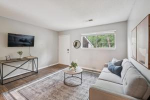 Μια τηλεόραση ή/και κέντρο ψυχαγωγίας στο Kenridge Apartments 340 I Spacious 2 Bed 1 Bath