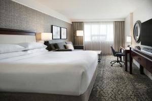 TV a/nebo společenská místnost v ubytování Sheraton Cavalier Calgary Hotel