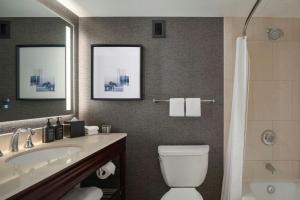 Koupelna v ubytování Sheraton Cavalier Calgary Hotel
