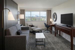 TV a/nebo společenská místnost v ubytování Sheraton Cavalier Calgary Hotel