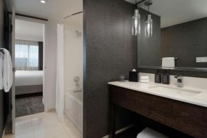 Koupelna v ubytování Sheraton Cavalier Calgary Hotel