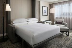 Postel nebo postele na pokoji v ubytování Sheraton Cavalier Calgary Hotel
