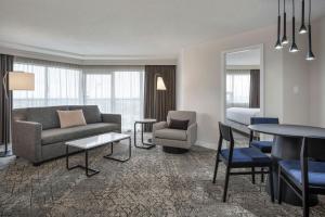 Posezení v ubytování Sheraton Cavalier Calgary Hotel