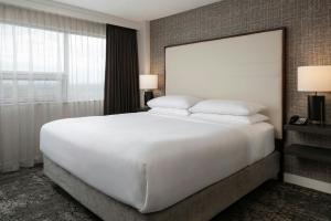 Postel nebo postele na pokoji v ubytování Sheraton Cavalier Calgary Hotel