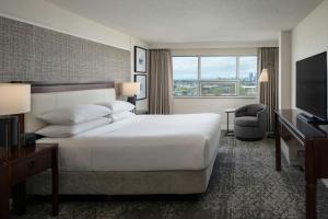 Postel nebo postele na pokoji v ubytování Sheraton Cavalier Calgary Hotel