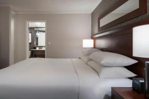Postel nebo postele na pokoji v ubytování Sheraton Cavalier Calgary Hotel