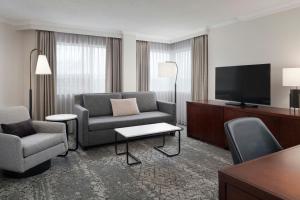 TV a/nebo společenská místnost v ubytování Sheraton Cavalier Calgary Hotel