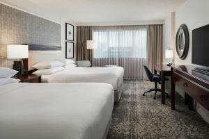 Postel nebo postele na pokoji v ubytování Sheraton Cavalier Calgary Hotel