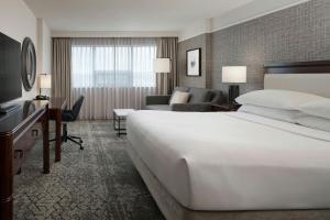 TV a/nebo společenská místnost v ubytování Sheraton Cavalier Calgary Hotel