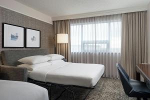 Postel nebo postele na pokoji v ubytování Sheraton Cavalier Calgary Hotel