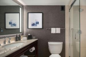 Koupelna v ubytování Sheraton Cavalier Calgary Hotel