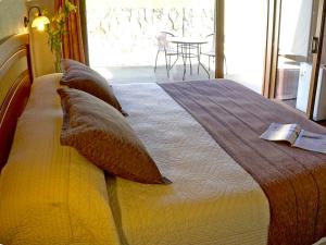 Ein Bett oder Betten in einem Zimmer der Unterkunft Hotel Pucon Green Park
