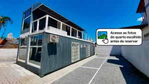 a building with a sign that reads increase as floors do rooftop ventilation andilts sig at Marco Zero Containers 4 in Balneário Camboriú