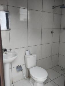 BorboremaにあるCasa em Borborema próximo a Bananeirasのトイレと洗面台を備えた白いバスルーム