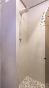 una ducha con puerta de cristal en un baño en Apartamento com Ar-Condicionado, en Salvador