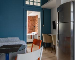 Habitación con paredes azules y cocina con nevera. en Apartamento com Ar-Condicionado, en Salvador 6 fotos más