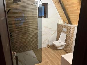 Koupelna v ubytování A-frame Cernat + 33 fotografií