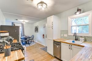 Η κουζίνα ή μικρή κουζίνα στο Walk to Parks and Main St Renovated League City Gem