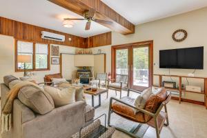 Shoholaにある13 Mi to Ski Big Bear Updated Getaway with Deckのソファと薄型テレビのあるリビングルーム