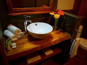 ein Badezimmer mit einem Spülbecken auf einer Holztheke in der Unterkunft Hotel Pucon Green Park in Pucón