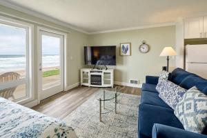 Μια τηλεόραση ή/και κέντρο ψυχαγωγίας στο Oceanfront Condo - Easy Beach Access - Pool and Hot Tub