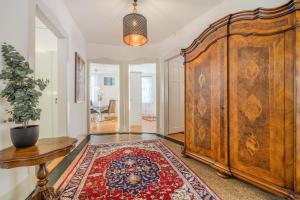 Cette chambre comprend une grande armoire en bois et un tapis. dans l'établissement Aparthotel Seiler Mama Home, à Arbon