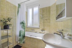 a bathroom with a sink and a bath tub at WG Zimmer Seilerstrasse in Arbon
