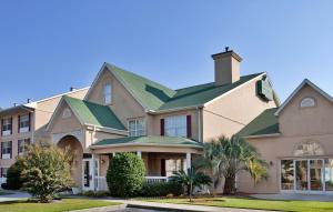 una casa grande con techo verde en Country Inn & Suites by Radisson, Columbia, SC, en Columbia