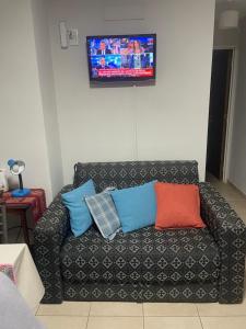 CALIDO-Departamento 1 dormitorio amueblado excelente ubicacion的休息区