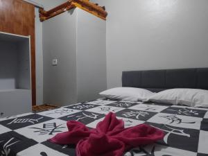 オリンピアにあるcasa palaceのベッドルーム1室(赤いタオルが付いたベッド1台付) +1枚の写真
