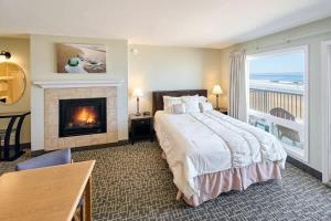 Katil atau katil-katil dalam bilik di Oceanfront Studio With Full Kitchen - Beach Access - Pool & Hot Tub