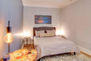 Ένα ή περισσότερα κρεβάτια σε δωμάτιο στο Greenwood Apt 2 Mi to Self Regional Med Center!