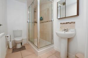Un baño con ducha, inodoro y lavabo. en Modern 5BR Stay for Work & Groups, en Watford 18 fotos más