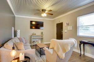 Μια τηλεόραση ή/και κέντρο ψυχαγωγίας στο Close to Uptown and Hospital Greenwood Studio