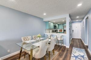 Η κουζίνα ή μικρή κουζίνα στο Beachside Galveston Condo with Pool Near Cruise Port