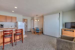 Η κουζίνα ή μικρή κουζίνα στο Oceanfront One Bedroom Suite Stunning Views & King Bed