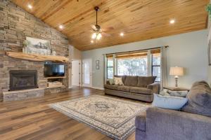 ショー・ローにあるModern Show Low Home with BBQ and Fire Pit!のソファと暖炉のあるリビングルーム