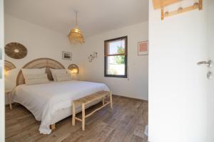 a bedroom with a large bed and a window at Villa vacances Bassin d'Arcachon in Gujan-Mestras