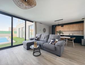 Casa Blanca - Villa con piscina في شيفا: غرفة معيشة بها أريكة وطاولة