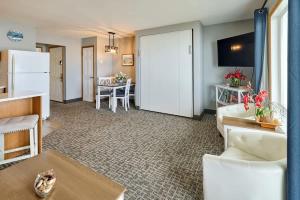 Dapur atau dapur kecil di Oceanfront Suite - Sleeps Six - Pool & Hot Tub
