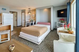 Katil atau katil-katil dalam bilik di Oceanfront Suite - Sleeps Six - Pool & Hot Tub +20 gambar