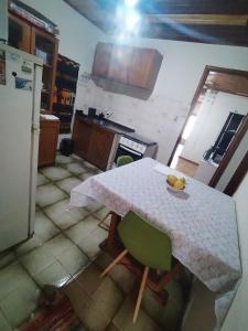 cocina con mesa blanca con sillas y encimera blanca en Hospedaje Cuaro, en Rivera